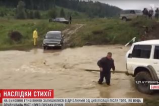 На Буковине из леса вытащили полсотни отрезанных стихией грибников