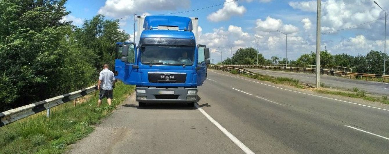 На Николаевщине водитель Fiat Doblo уснул и заехал под грузовик, пострадали дети