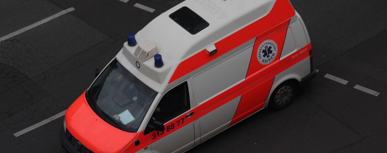 В Германии автобус с почти полусотней детей выехал на встречную полосу и врезался в скорую