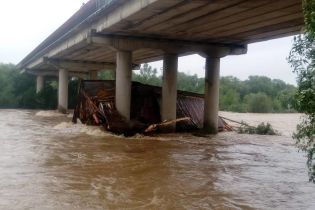 На Прикарпатье высокая вода смыла в реку колыбу