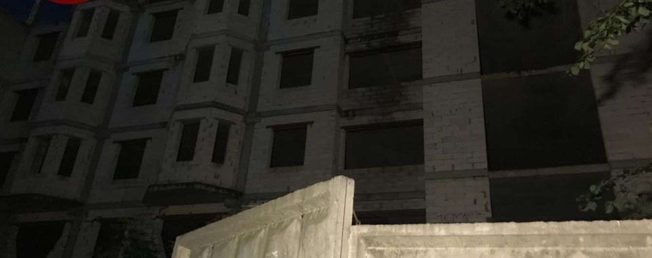В Киеве девушка упала с недостроя, когда полезла туда фотографироваться