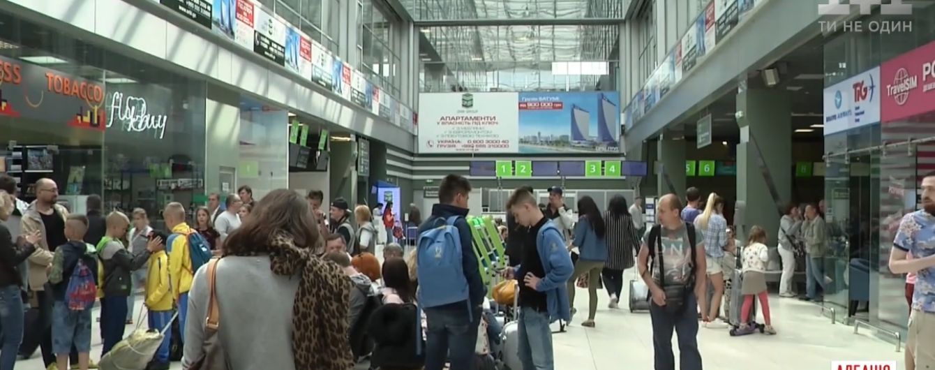 Сотні українських туристів залишаються заблокованими в аеропортах кількох країн