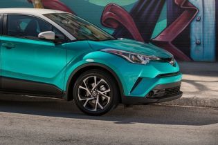 Toyota C-HR обретет новые оттенки и комплектации