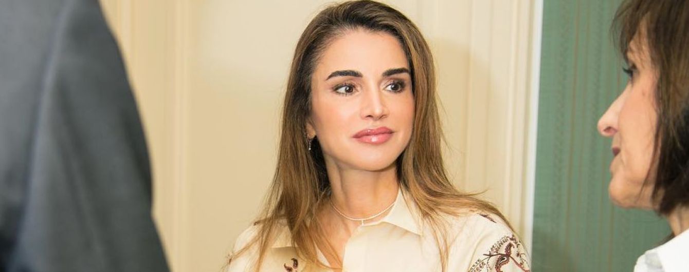 В роскошной блузке от Dior: королева Рания продемонстрировала деловой образ