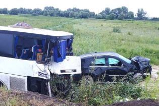 На Рівненщині авто влетіло у перекинутий в кюветі автобус, загинув екс-посадовець Держгеонадр - ЗМІ