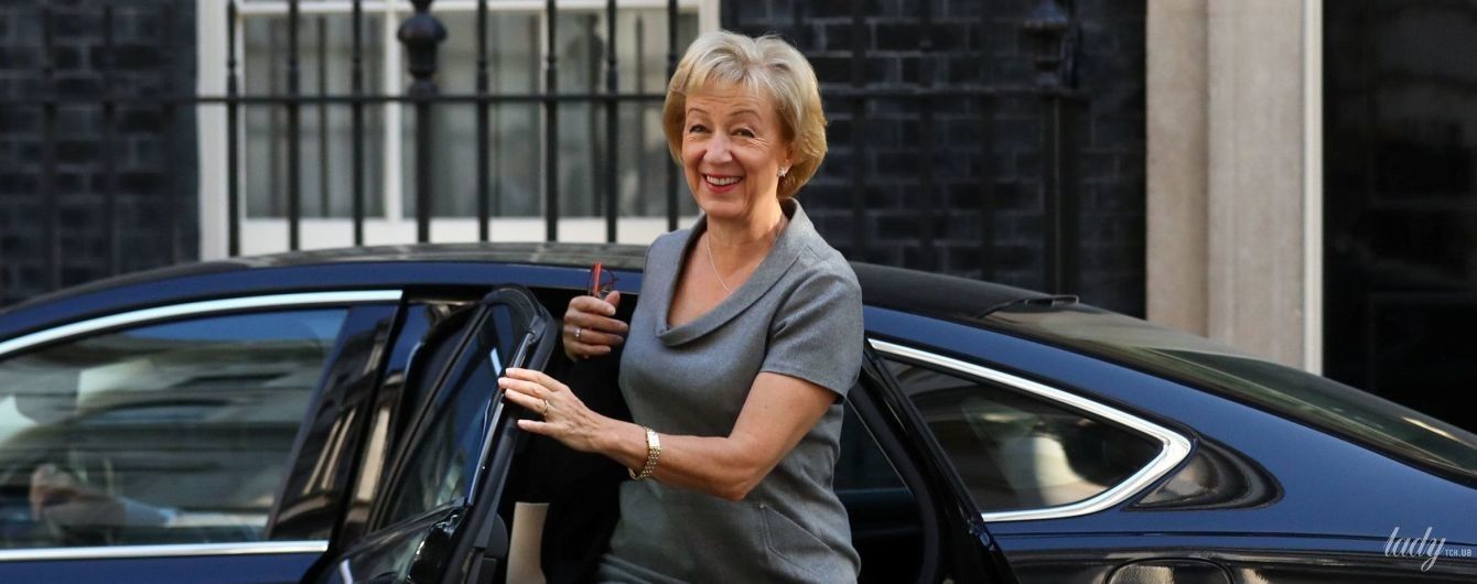 Ах, какие коленки: член парламента Великобритании сверкнула стройными ногами