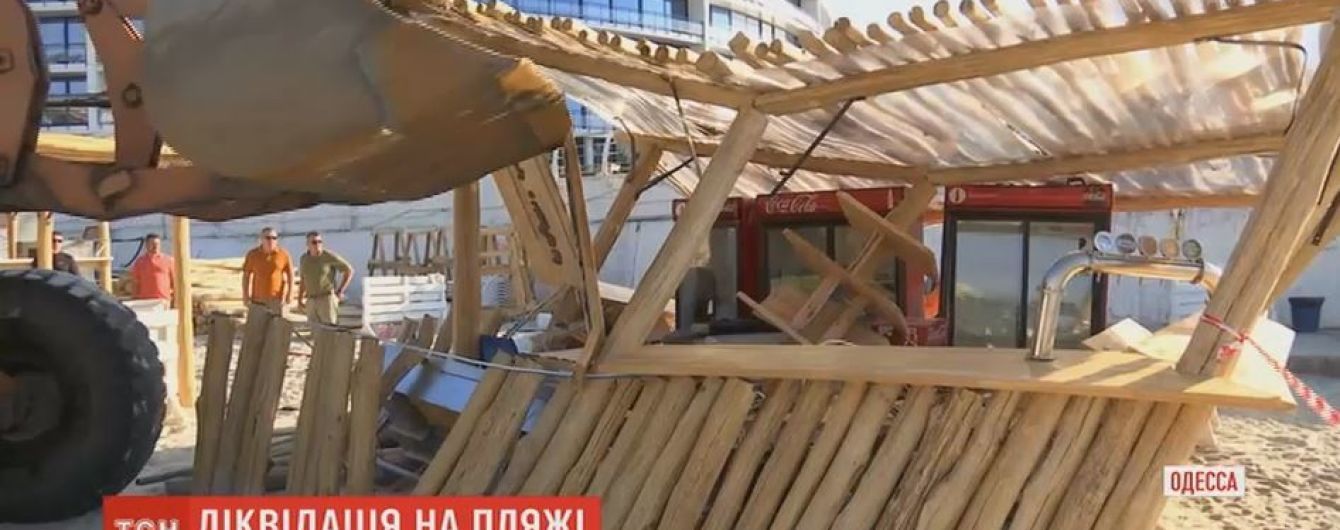 В Одессе массово начали расчищать пляжи от самовольных застроек и засилья шезлонгов