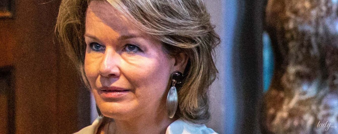 Скромно и элегантно: королева Матильда посетила выставку