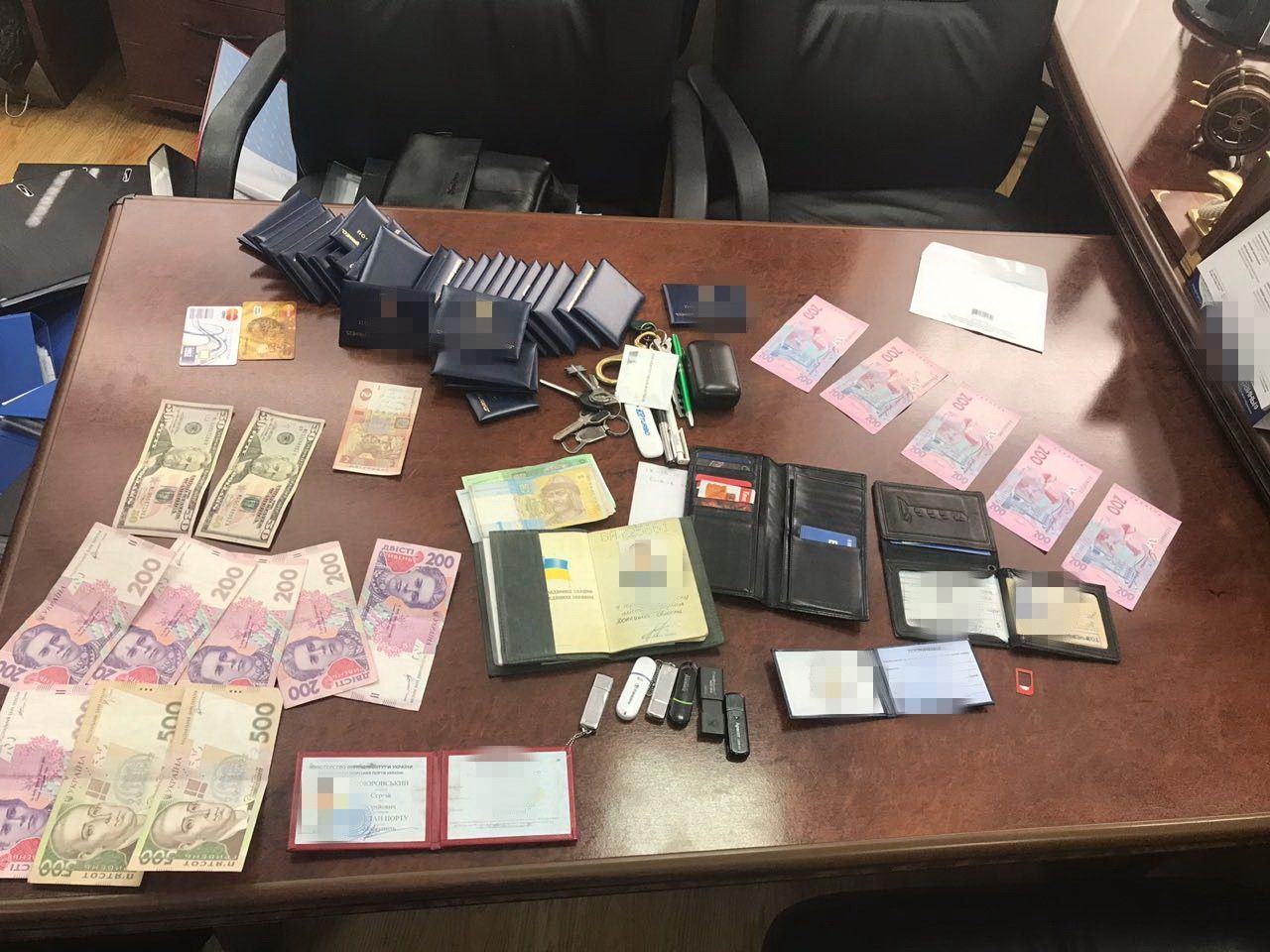 СБУ викрила на хабарі одного із керівників Маріупольського морського порту_1