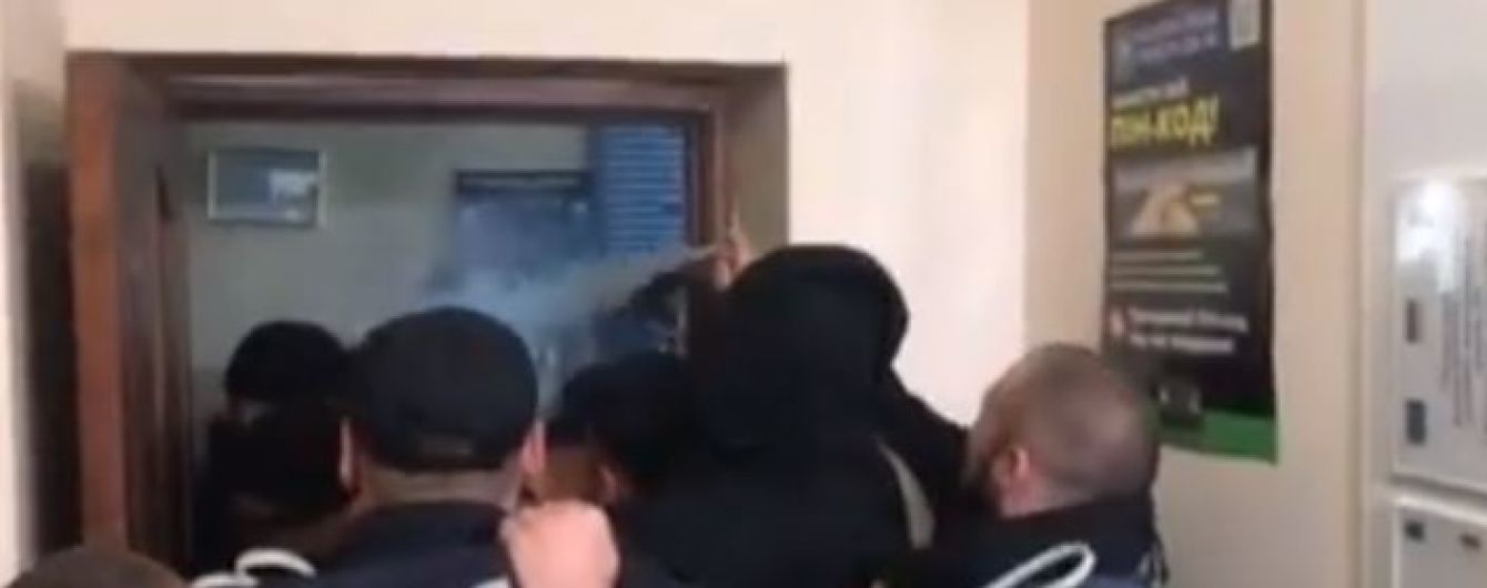 На Рівненщині активісти побилися з правоохоронцями на сесії селищної ради, поліція застосувала газ