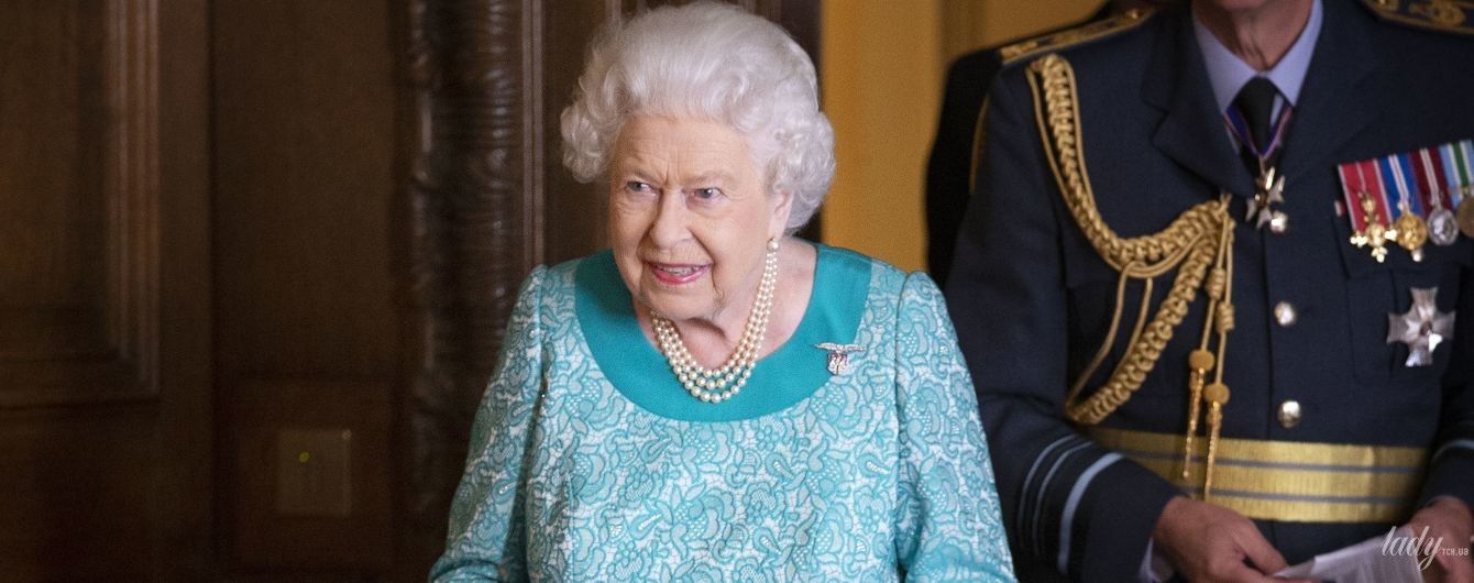 В голубом платье и лаковых туфлях: 92-летняя королева Елизавета II впечатлила новым образом