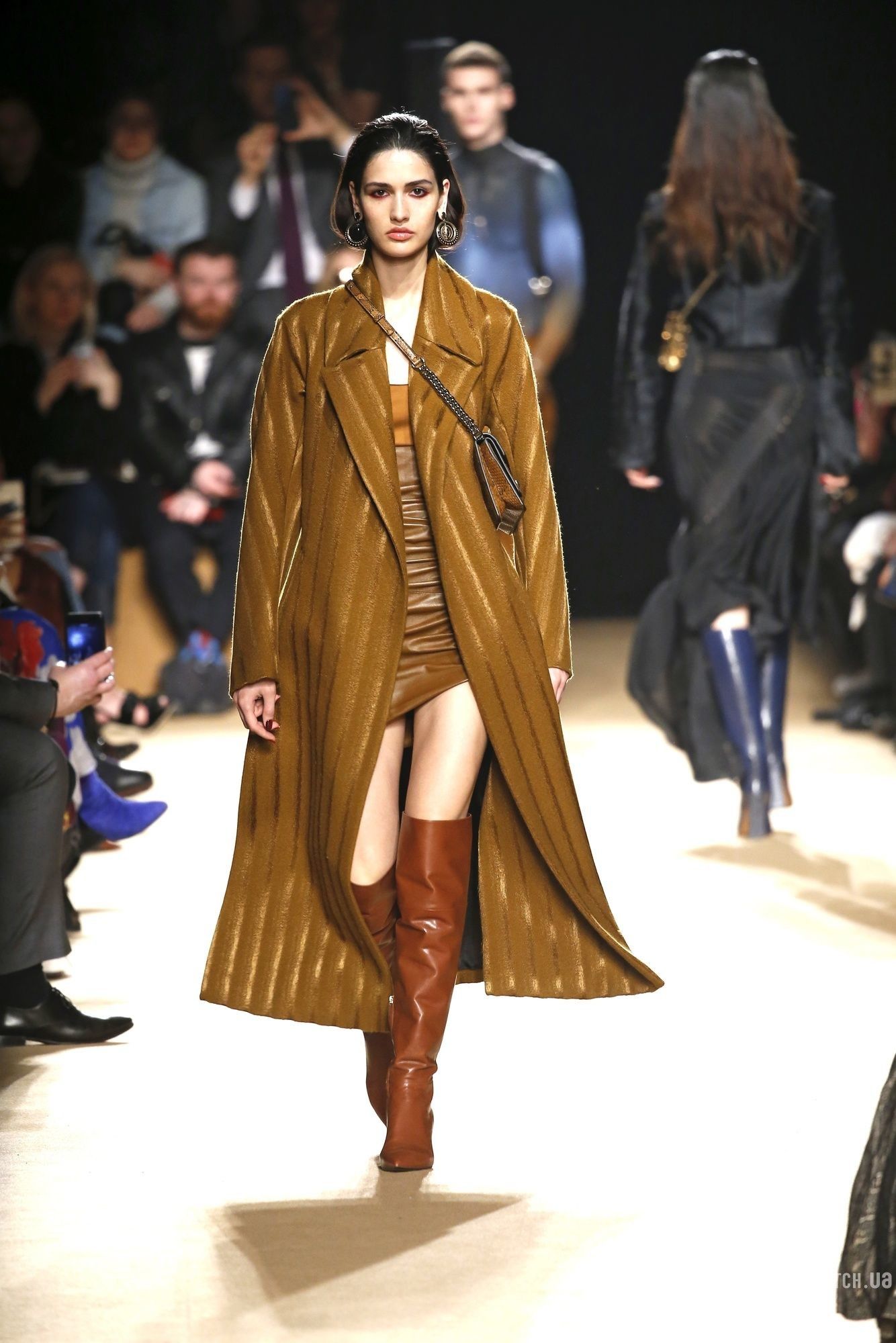 Коллекция Roberto Cavalli прет-а-порте сезона осень-зима 2018-2019_34