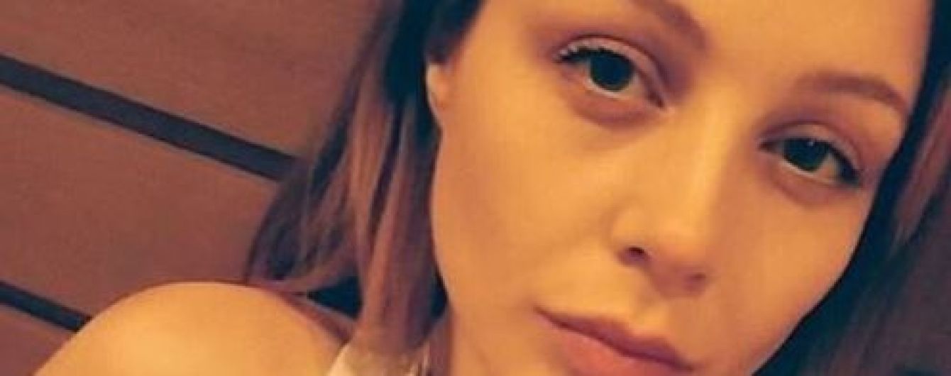 Тина Кароль показала, как "мучают" ее ухо ради слепка