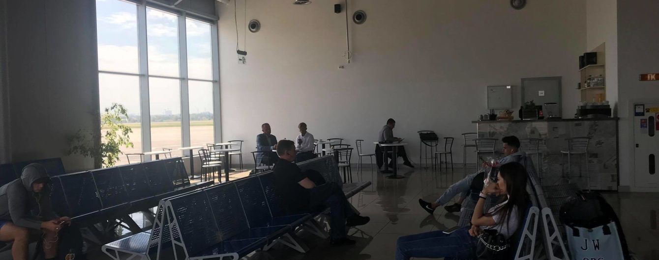"Бардак та нехтування правами": з Києва до Львова півдня не може вилетіти рейс – Безсмертний
