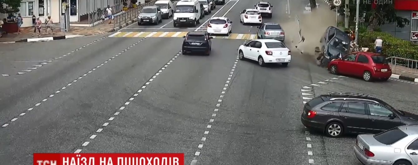 В Сочи таксист заснул за рулем и сбил прохожих на тротуаре