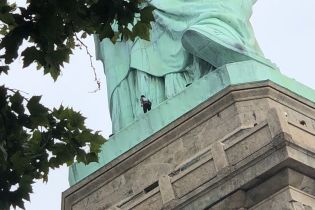 У Нью-Йорку у День незалежності США жінка вилізла на статую Свободи