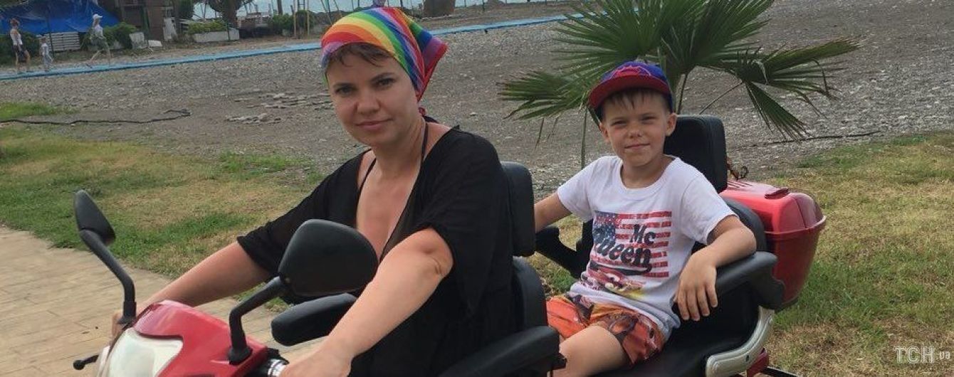Українка, яка застрягла в аеропорту Батумі з порізаною ногою, отримала травму через несправні гальма скутера