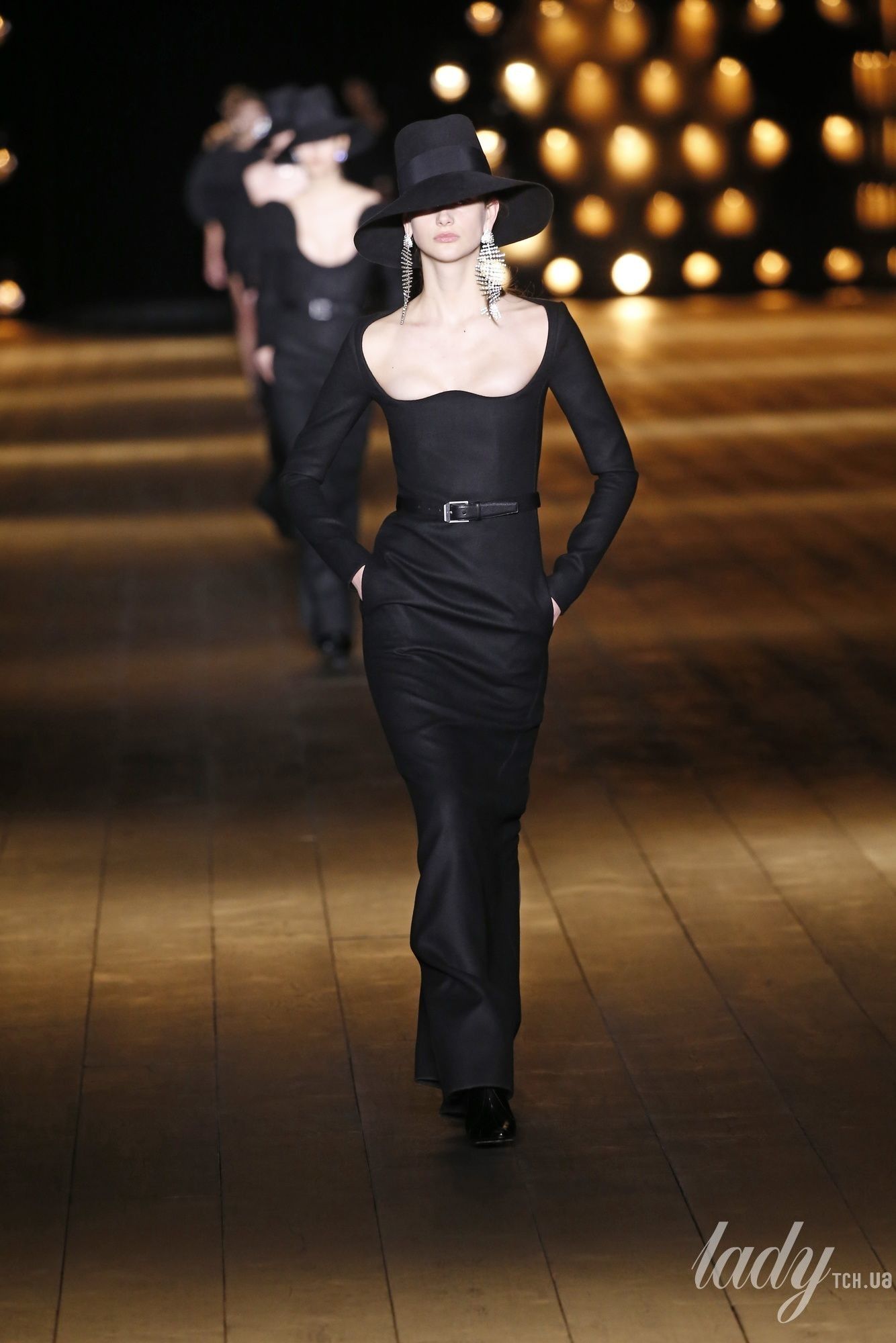 Коллекция Saint Laurent прет-а-порте сезона осень-зима 2018-2019_52