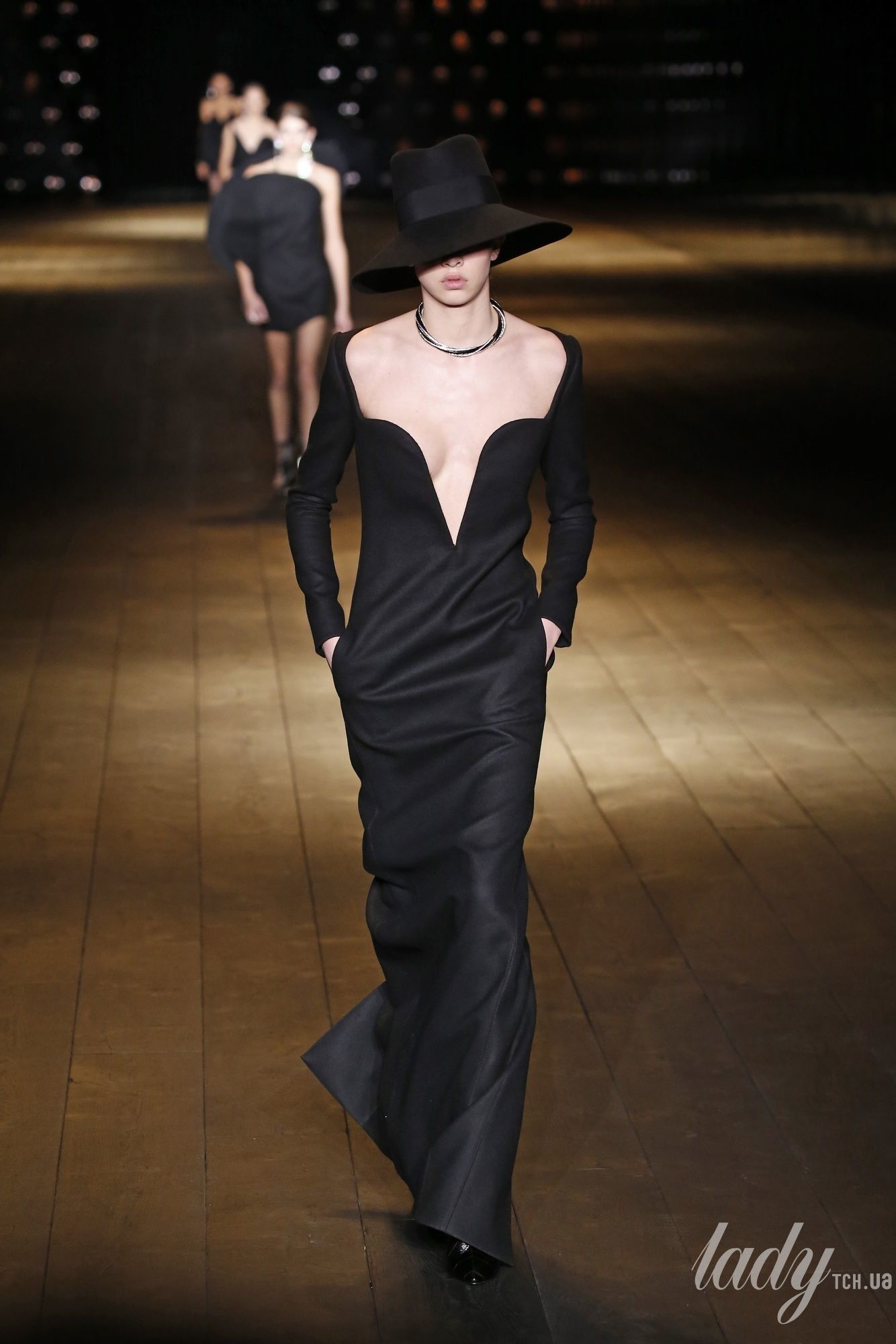 Коллекция Saint Laurent прет-а-порте сезона осень-зима 2018-2019_54