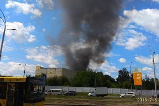 В Киеве масштабно вспыхнуло здание комбината "Прогресс"