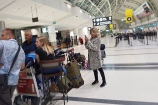 Десятки украинцев вторые сутки не могут вылететь из Торонто в Киев