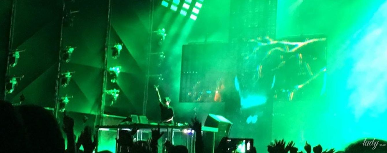 Молодой и горячий: Martin Garrix взобрался на стол перед украинской публикой