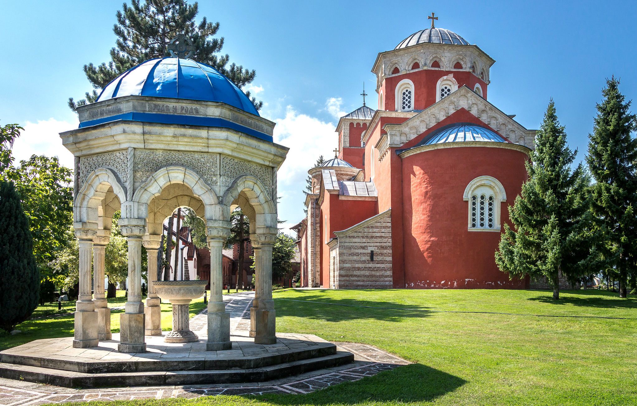 Сербія, місто Врнячка Баня, церква та джерело