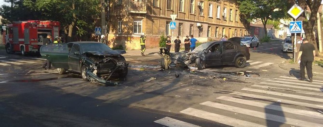 В Мариуполе маршрутка врезалась в разбитые в ДТП авто, пострадали семь человек