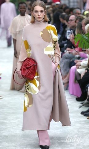 Огромные цветы и пастельные тона в коллекции Valentino сезона осень-зима 2018-2019