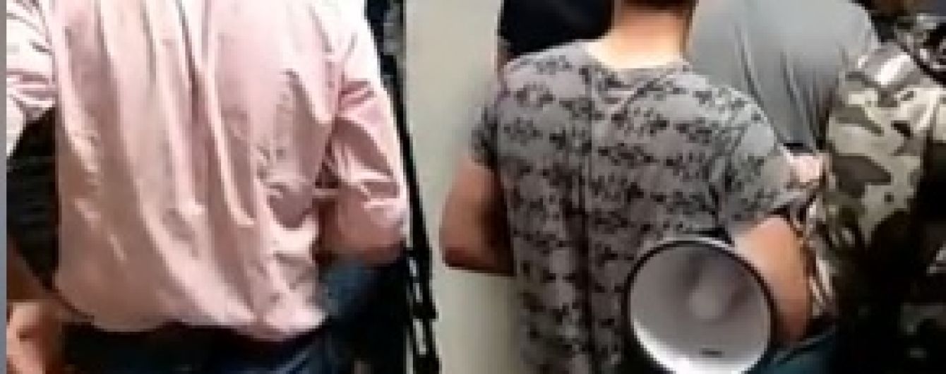 В "Укравтодор" с шинами ворвались молодые люди. Ведомство заявляет о попытке дестабилизации госоргана