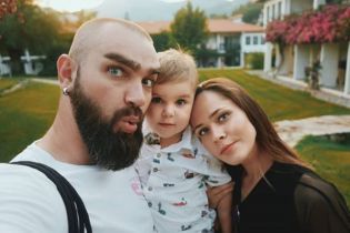 Фронтвумен The Hardkiss Саніна показала, як катала синочка на сапборді
