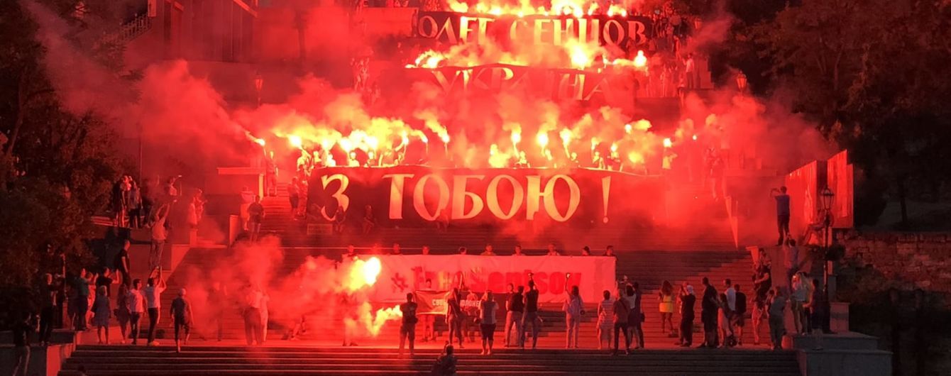На Потемкинской лестнице в Одессе устроили зрелищную акцию в поддержку Олега Сенцова