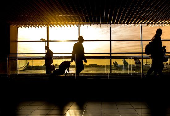 Вимірювання температури, дистанція у літаку та здорожчання квитків: як можуть змінитися правила авіаперельотів після пандемії