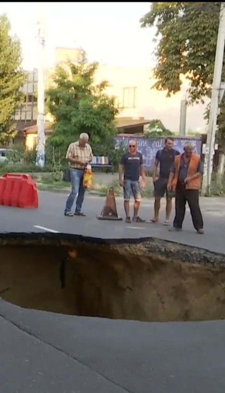 У курортному районі Одеси посеред дороги утворилася 3-метрова вирва