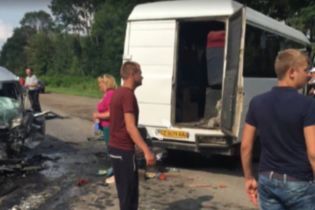 На Буковине водитель маршрутки задремал и врезался в легковушку - есть погибший и тяжело травмированные
