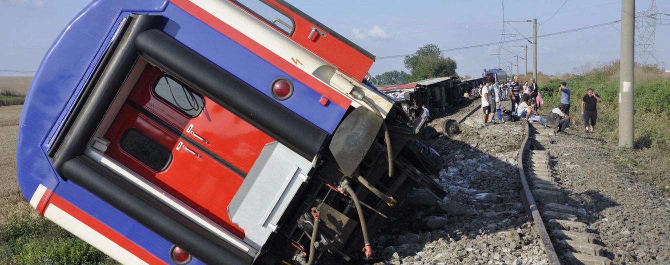 У Туреччині перекинувся поїзд з понад 350 пасажирами. Десятеро загиблих