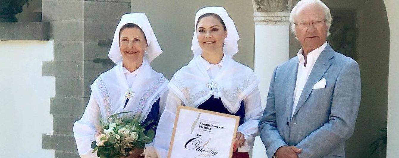 У національних костюмах кронпринцеса Вікторія з мамою королевою Сільвією відвідали урочисту церемонію