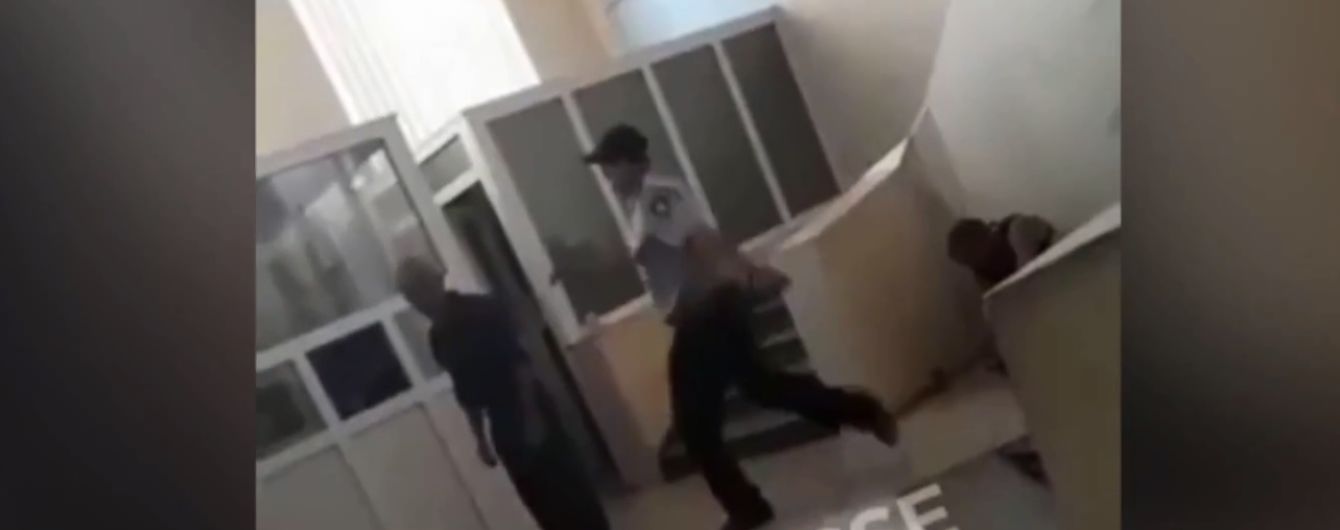 В Харькове на вокзале полицейские с хохотом и матами избили бездомного