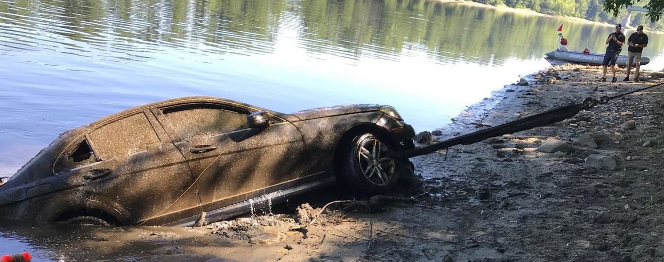 Владелец Mercedes забыл, что припарковал свой автомобиль в воде