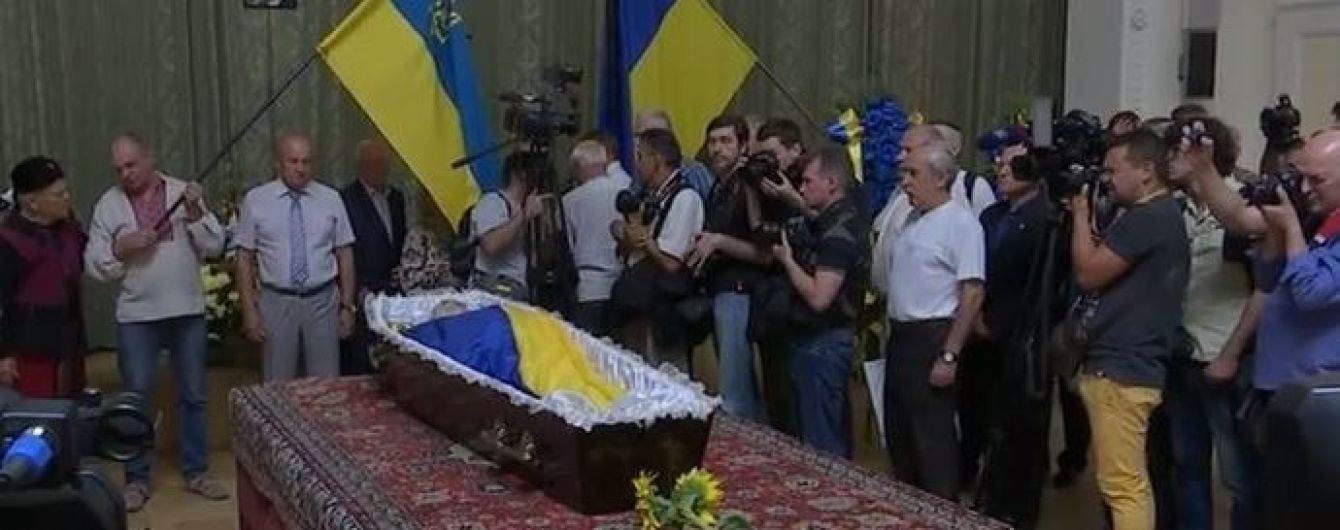 Сотни людей пришли проститься с Левком Лукьяненко