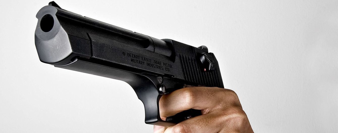 В США школьный автобус попал под перекрестный огонь из двух машин