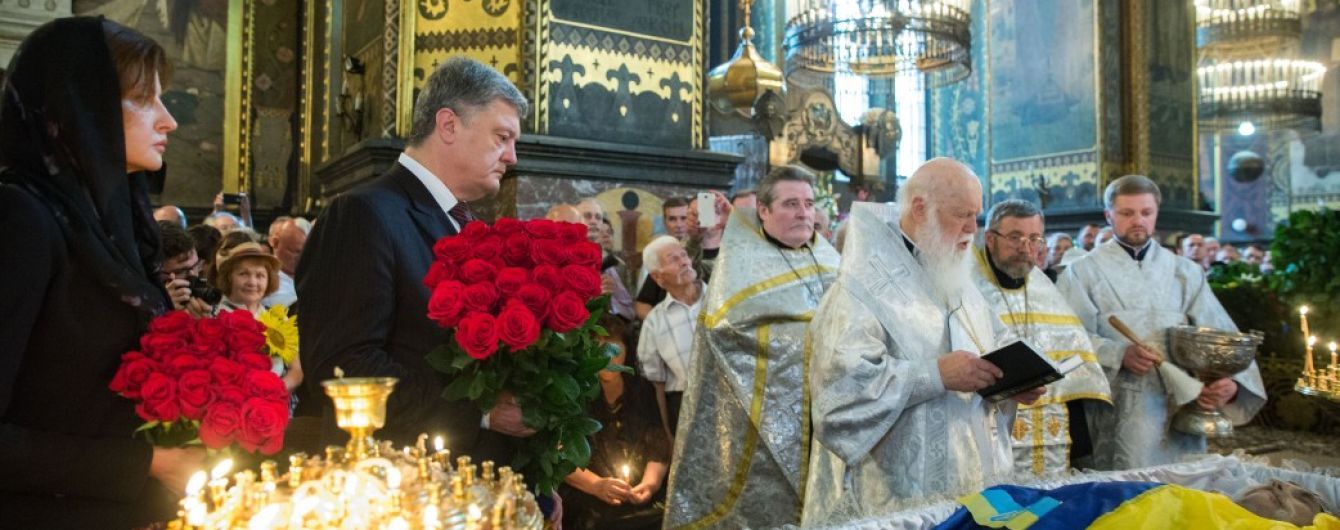 "Всей жизнью продемонстрировал несокрушимость духа". Порошенко посетил панихиду по Левку Лукьяненко