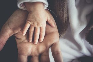 На Волині співмешканець матері-зозулі передав поліції двох маленьких дітей