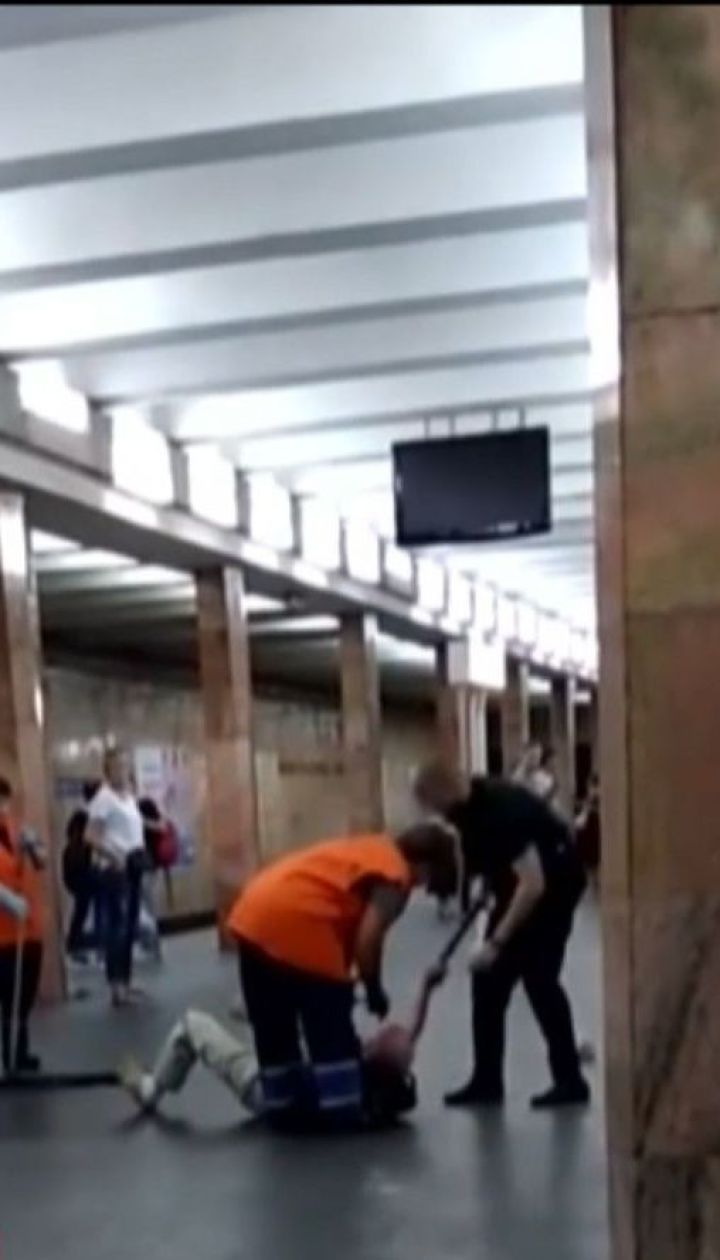 В Киеве на станции метро коп дубинкой избил лежащего мужчину