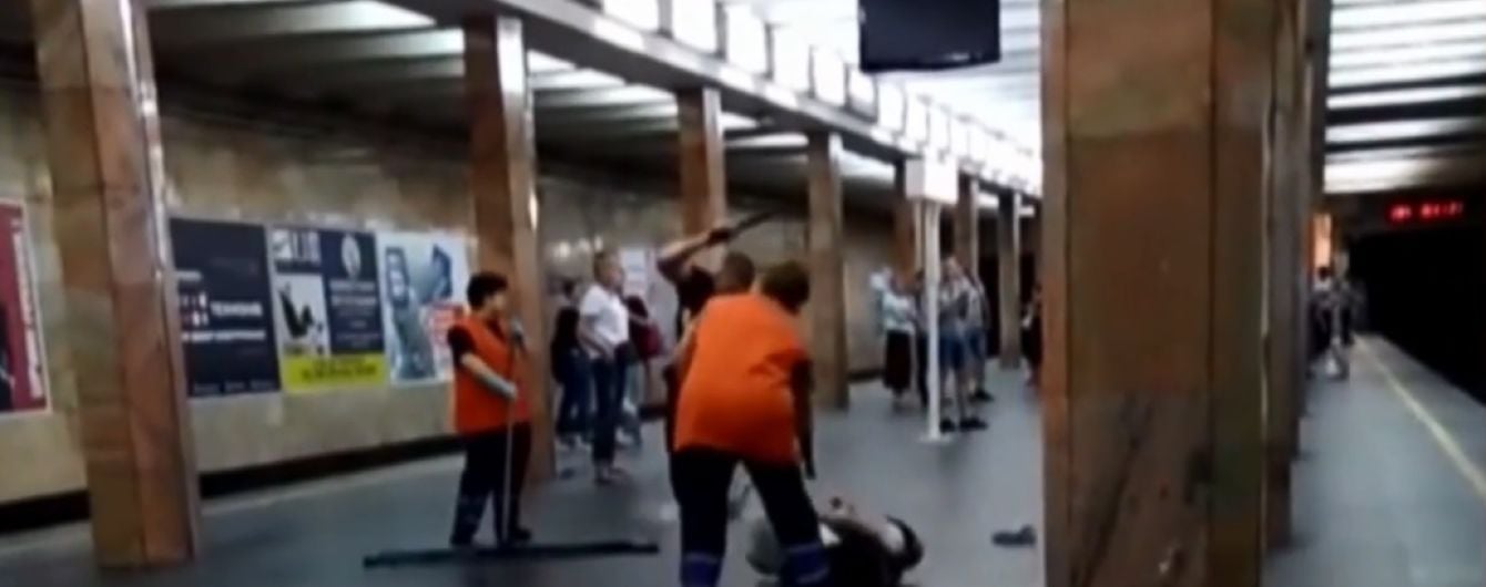 В Киеве полицейский дубинкой отделал человека посреди станции метро