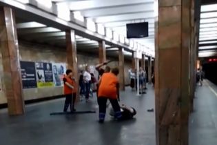 В Киеве полицейский дубинкой отделал человека посреди станции метро
