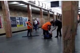 Полицейскому, который избил мужчину в метро, объявили подозрение