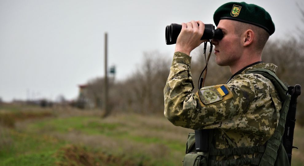Українку зупинили на кордоні з Угорщиною через фальшиві документи на дитину