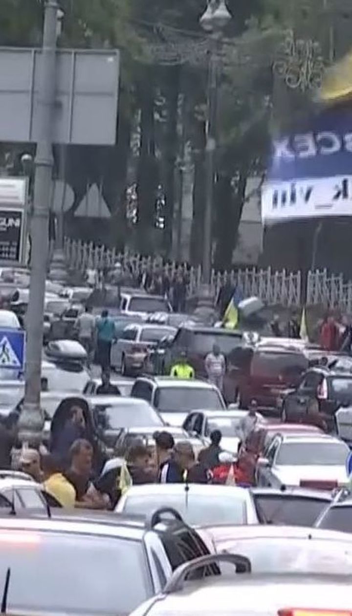 Владельцы "евроблях" заблокировали движение в центре столицы