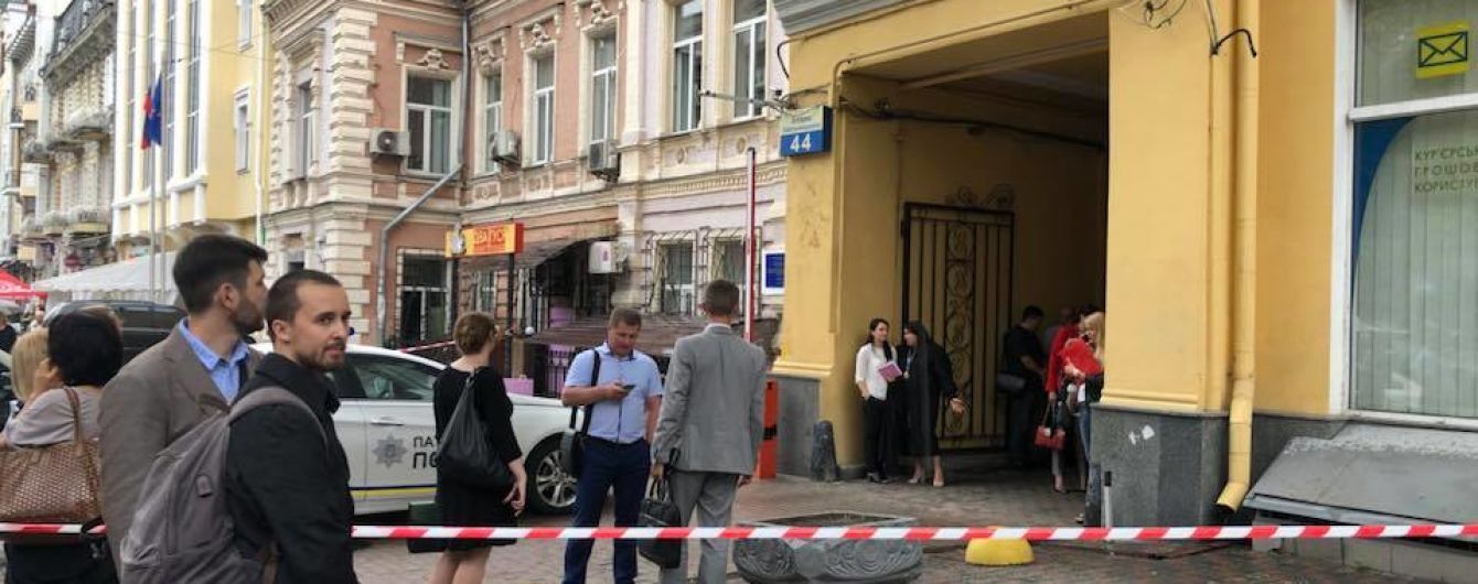 В Киеве "минировали" помещение двух судов